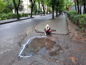 «Обережно! Яма!» — у Львові позначили найбільші вибоїни на дорогах