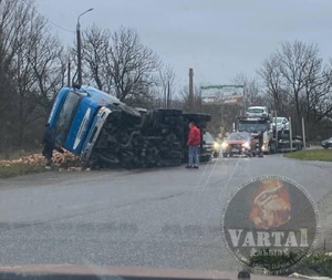 На Львівщині перекинулася вантажівка з цеглою (фото)