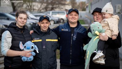 З лікарні виписали поранену 2-річну дівчинку з Одеси, яку мама закрила собою під час обстрілу