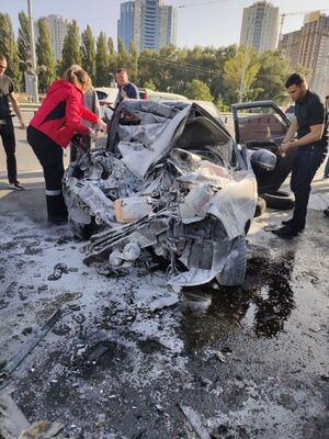 У столиці масштабна ДТП, з участю громадського транспорту: автомобіль зім’яло вщент (фото, відео)