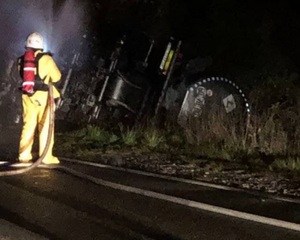 На Львівщині після ДТП десятки рятувальників осаджували хмари з випарами каустичної соди (ФОТО)