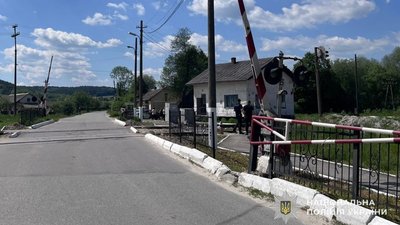 На Львівщині на залізниці вантажний потяг травмував чоловіка, який вийшов на колію (ФОТО)