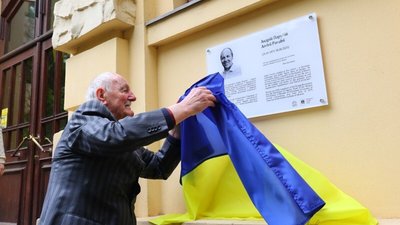 На фасаді львівської гімназії, де навчався Андрій Парубій, встановили меморіальну таблицю