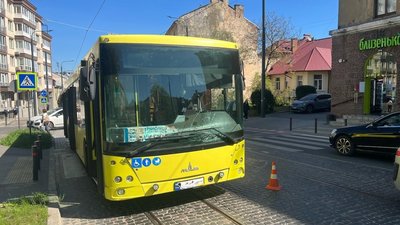 У Львові пасажирський автобус потрапив у ДТП: троє постраждалих (ФОТО)