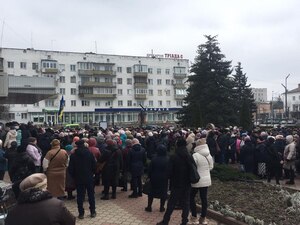 Натовп пенсіонерів-чорнобильців вийшов на мітинг, перекривши трасу на Житомирщині: причина (ФОТО)