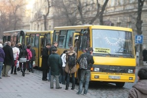 На Івано-Франківщині маршрутчик нагрубіянив пасажирам, які заступились за хворого пенсіонера