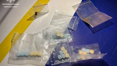 У Львові правоохоронці вилучили в чоловіка таблетки невідомого походження