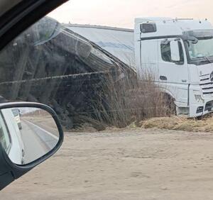 Біля Львова перекинулася вантажівка з дорогим алкоголем (ФОТО)