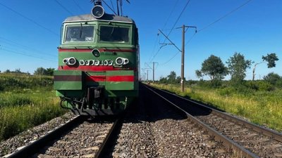 На Львівщині внаслідок наїзду потяга загинув юнак, який лежав на колії