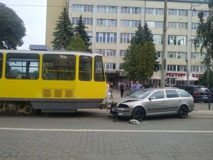 Ходить оголений і їздить «під кайфом»: у Львові скандальний водій в’їхав у трамвай (ФОТО)