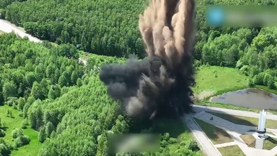 Росіяни підірвали автостраду у районі КПП на кордоні з Україною, щоб перешкодити прориву української ДРГ (ВІДЕО)