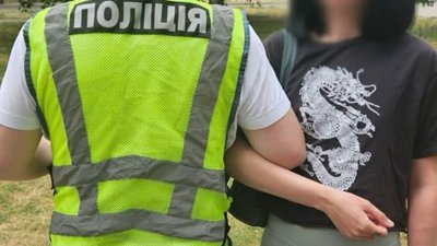 Дівчина, яку побили в київському метро за крики "слава росії", відмовилася від претензій до нападника