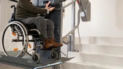 У Чернівцях жінка викрала з храму електричний підйомник для людей з інвалідністю