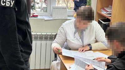 Медики на Закарпатті за хабар допомогали чоловікам отримати групу інвалідності: як працювала схема