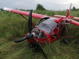 На Франківщині легкомоторний літак приземлився у полі (фото)