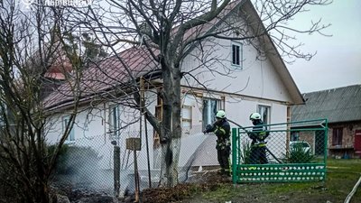 На Львівщині рятувальники ліквідовують наслідки російського обстрілу