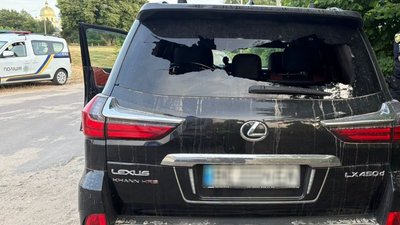 У Львівській області чоловік розстріляв автомобіль Lexus