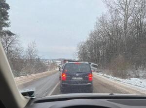 Увага! На Львівщині вантажівка з’їхала в рів: повністю перекрита дорога