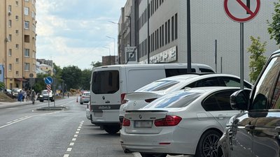 У Львові на вулиці Залізничній почали примусово евакуйовувати автомобілі