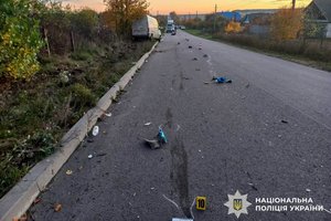 Фото: Поліція Рівненської області. Смертельна ДТП за участю автомобіля Volkswagen та скутера Honda на Березнівщині.