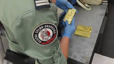 На кордоні з Польщею виявили українку, яка таємно везла за кордон 3 кг золота (ВІДЕО)