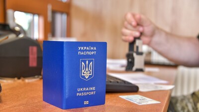 Під час перетину кордону з Польщею в українки виявили 16 підроблених штампів у паспорті