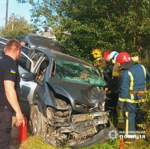 В автокатастрофі на Прикарпатті загинула людина та травмувалися троє осіб: деталі від поліції (ФОТО)