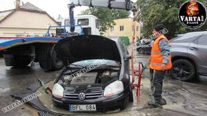 У Львові автомобіль втрапив у провалля на яке не реагували (фото, відео)