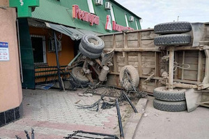 На Тернопільщині причіп від вантажівки протаранив ресторан (ФОТО)