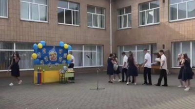Директор ліцею на Черкащині пояснив, чому на лінійці включили пісню з матюками
