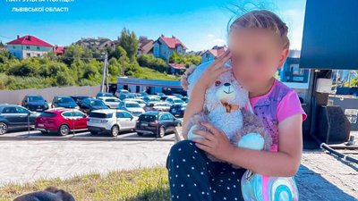 У тапочках та з іграшкою: під Львовом знайшли 4-річну дівчинку, яка сама вирушила до бабусі