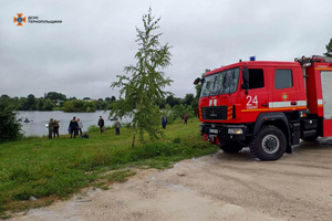 На Тернопільщині мікроавтобус з людьми з'їхав у ставок (ФОТО)