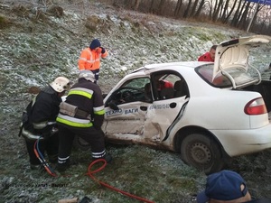 На Львівщині рятувальники деблокували водія з автомобіля (фото)