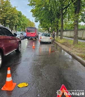 Чоловік переходив дорогу поза межами пішохідного переходу і потрапив під колеса авто у Львові (ФОТО)