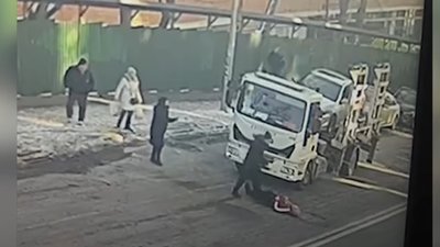 У Києві чоловік зламав потилицю водієві евакуатора і покинув його непритомним на узбіччі (ВІДЕО)