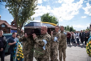 Синьо-жовті браслети: поховали воїна, фото руки якого облетіло весь світ