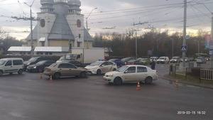 На львівському перехресті не розминулися дві автівки (фото, відео)