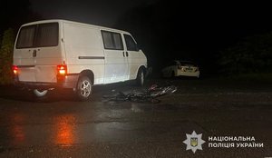 Фото: Поліція Львівської області. Місце ДТП за участю електровелосипеда та мікроавтобуса у Трускавці.