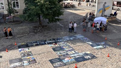 У Львові правозахисники облаштували одноденну вуличну фотовиставку та пропонували містянам написати листи політичним в’язням (ФОТО)