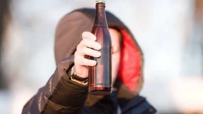 Пили алкоголь у гімназії та виклали відео в TikTok: на Львівщині покарали матір підлітка
