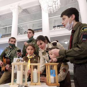 Львівські пластуни передали Вифлеємський вогонь миру місту (фото)