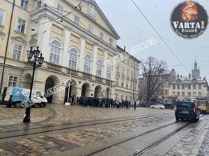 У Львові під Ратушею протестують підприємці ринків проти карантину (відео, фото)