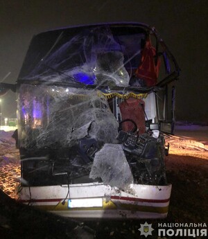 Біля польського кордону вантажівка, що розчищала сніг, в'їхала в автобус Київ – Варшава (ФОТО)