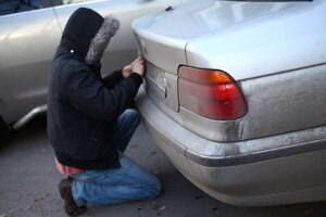 На Львівщині правоохоронці затримали чоловіка, який викрадав номерні знаки з автомобілів