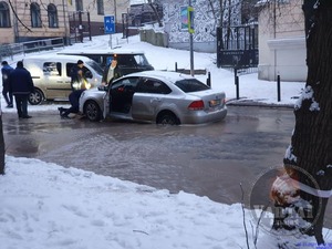 У Львові автомобіль провалився у яму