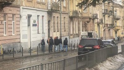 У Львові брила льоду впала чоловіку на голову (ВІДЕО)
