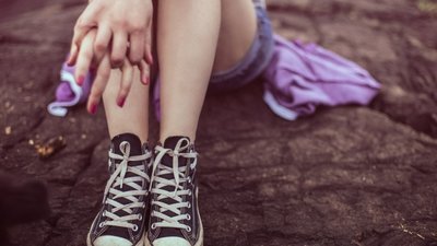 Неповнолітня українка завагітніла від 73-річного опікуна за кордоном, який гвалтував її з 13 років