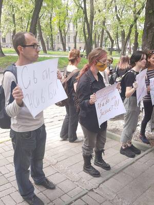 У Дніпрі городяни стали на захист жінки, яка вбила домашнього тирана (ФОТО)