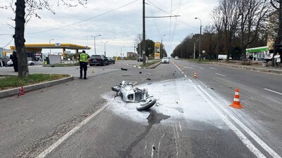 Обганяв автомобіль: у Рівному загорівся мотоцикл внаслідок ДТП (ФОТО)