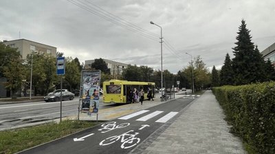 У Львові демонтують самовільно встановлений білборд на велодоріжці